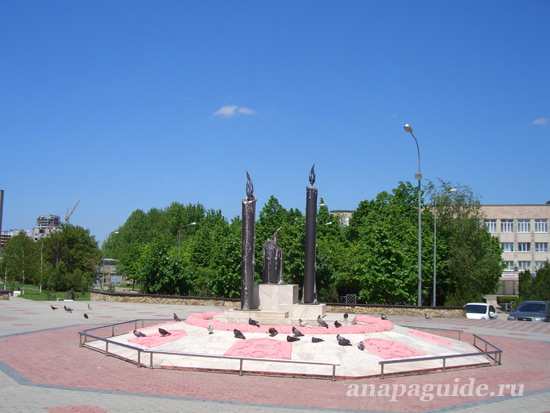Анапа памятная стела Три свечи, дата фото: 27.05.2011 г.