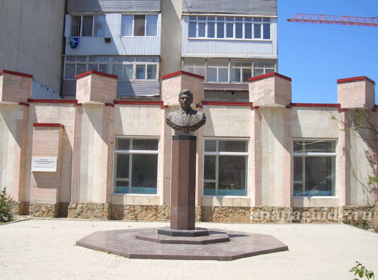Анапа памятник Герою России Вячеславу Евскину, дата фото: 27.05.2011 г. Анапа памятник Герою России Вячеславу Евскину, дата фото: 27.05.2011 г.